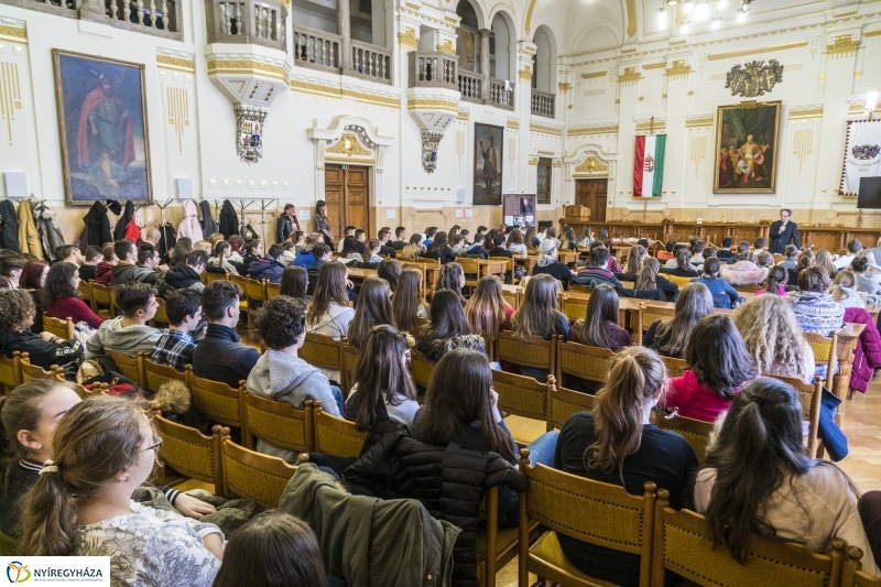 Tárlatvezetés a Megyeházán - fotó: Kohut Árpád