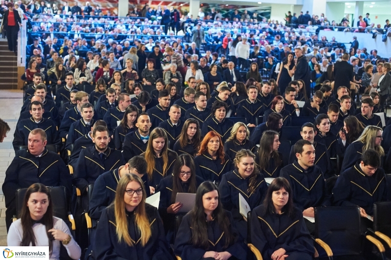 Diplomák az egyetemen 1 - fotó Szarka Lajos