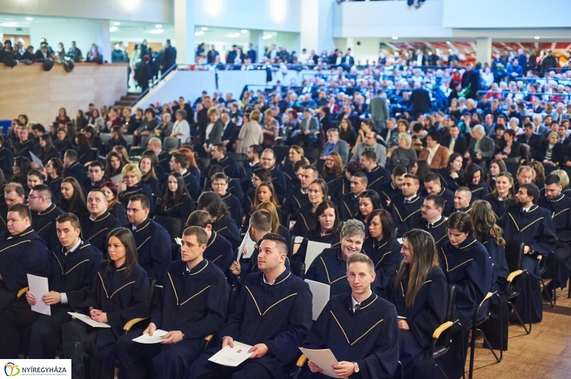 Diplomák az egyetemen 1 - fotó Szarka Lajos