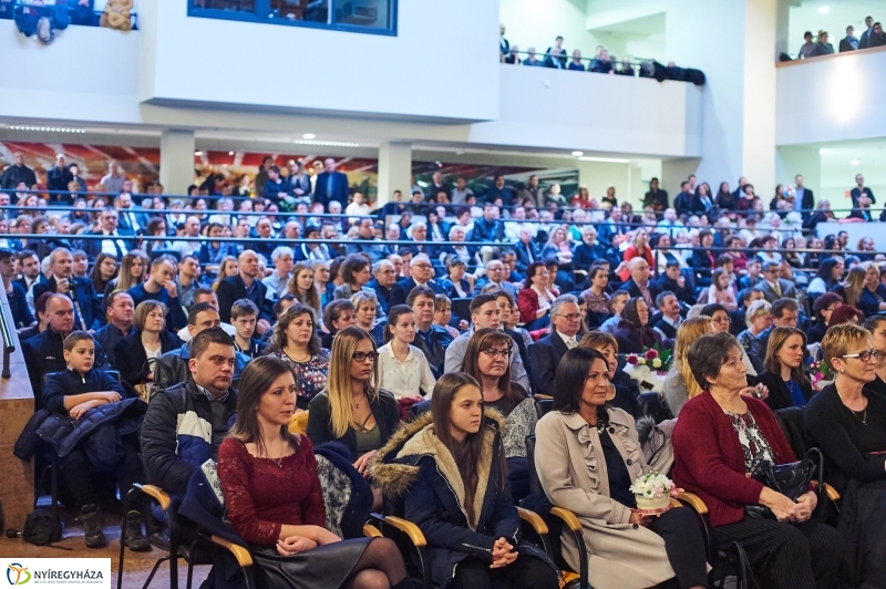 Diplomák az egyetemen 1 - fotó Szarka Lajos