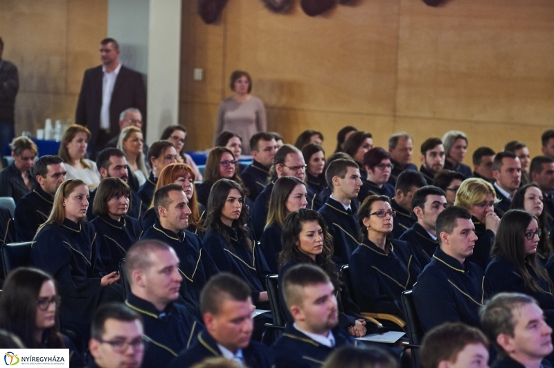 Diplomák az egyetemen 1 - fotó Szarka Lajos