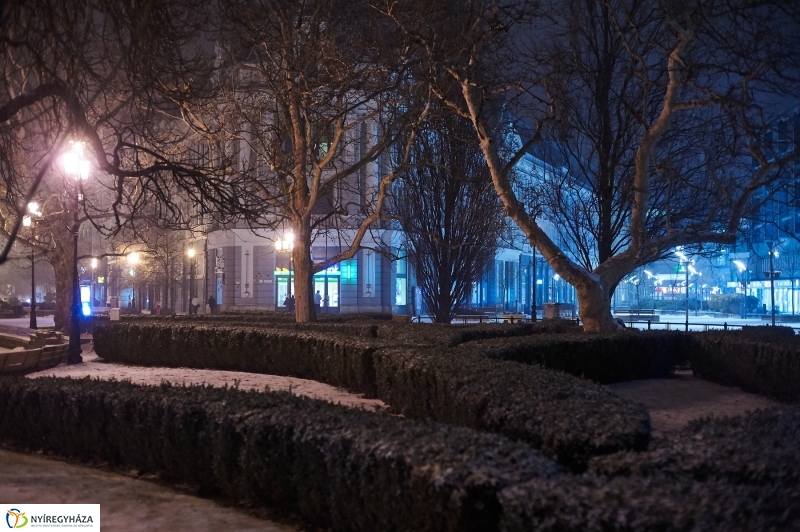 Esti belváros hóesésben - Szarka Lajos