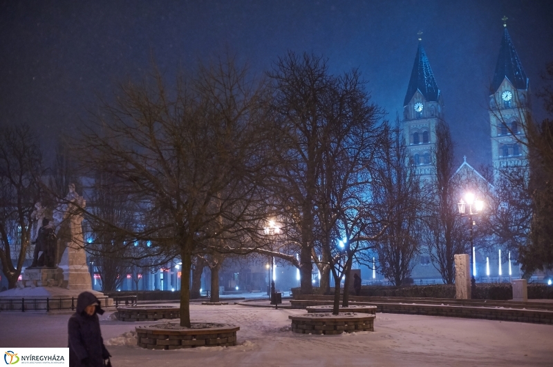 Esti belváros hóesésben - Szarka Lajos