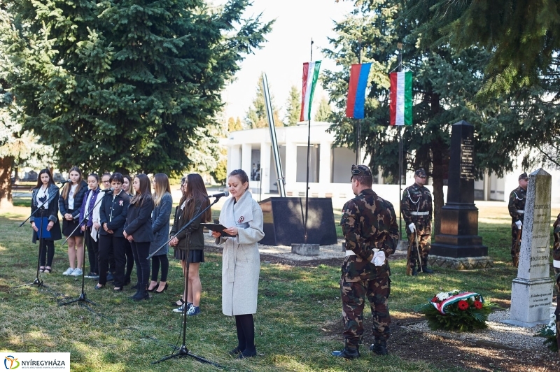 Koszorúzás az Északi temetőben - fotó Szarka Lajos