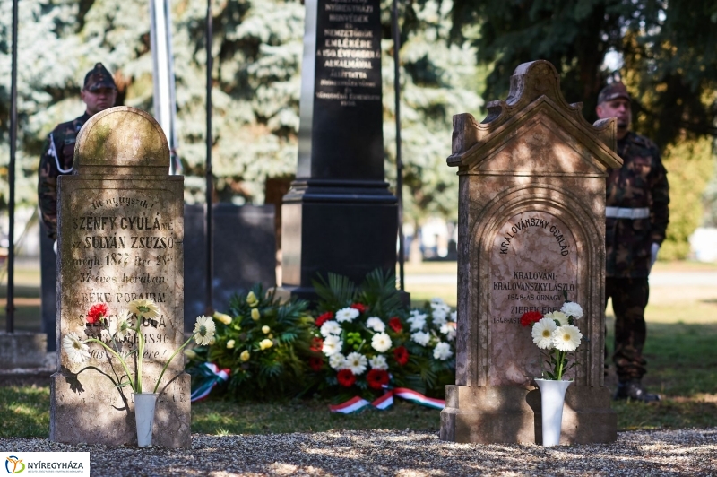 Koszorúzás az Északi temetőben - fotó Szarka Lajos