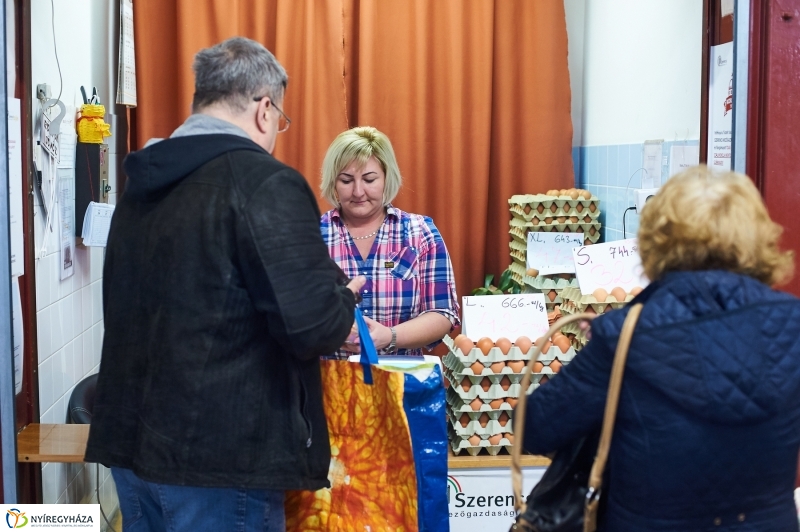 Húsvét előtt a piacon - fotó Szarka Lajos