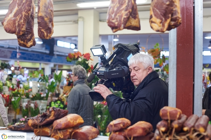 Húsvét előtt a piacon - fotó Szarka Lajos