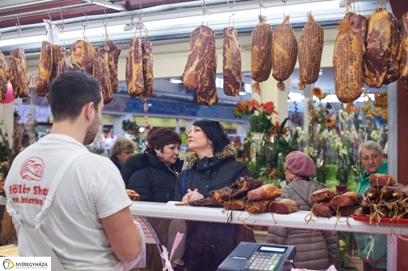 Húsvét előtt a piacon - fotó Szarka Lajos