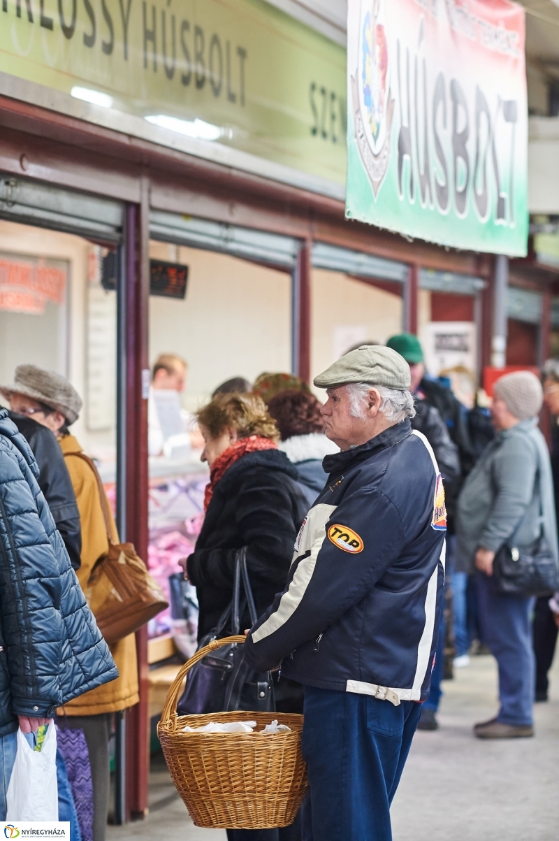 Húsvét előtt a piacon - fotó Szarka Lajos