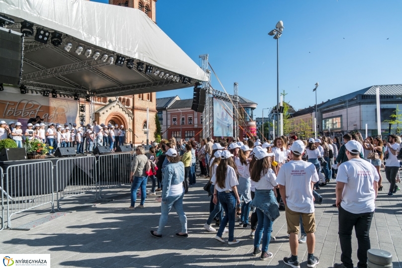 Hang-Szín Kulturális Egyesület és az Y2K Tánccsoport közös flashmobja 