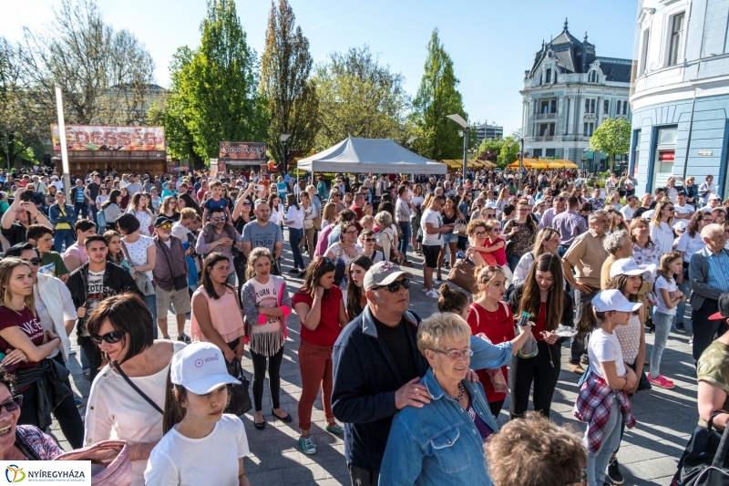 Hang-Szín Kulturális Egyesület és az Y2K Tánccsoport közös flashmobja 