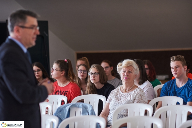 Tavaszköszöntő a Szent Miklós iskolában - fotó Szarka Lajos