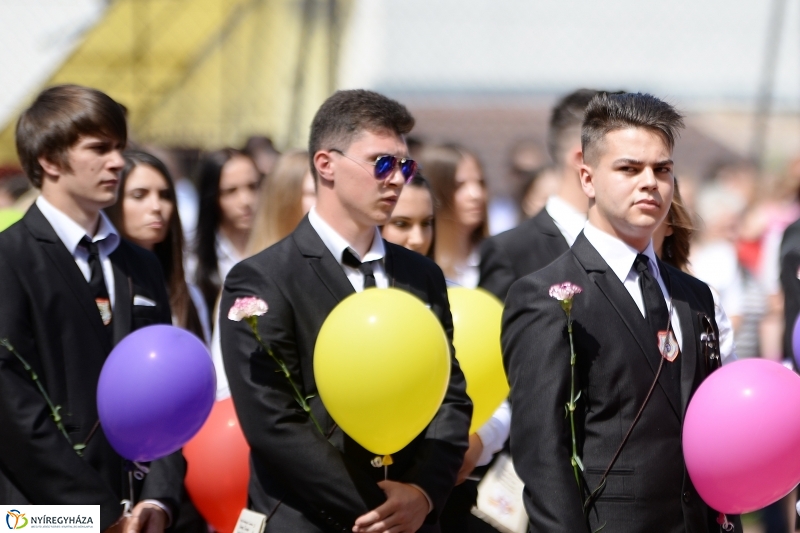 A Széchenyi Szakgimnázium végzőseinek búcsúja - fotó Trifonov Éva