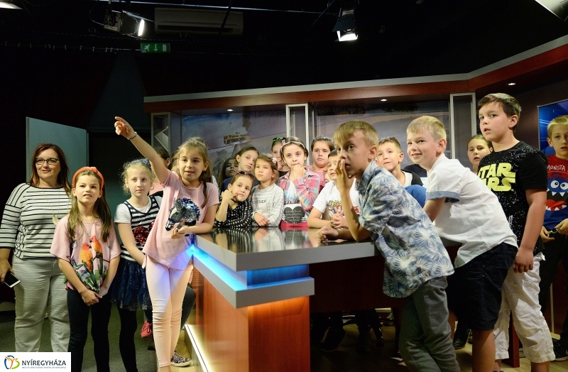 Jókais diákok látogattak a televízió stúdióba - fotó Trifonov Éva