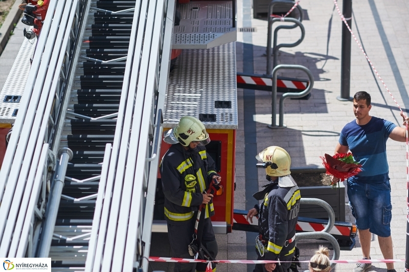 Lánykérés tűzoltó módra - fotó Szarka Lajos