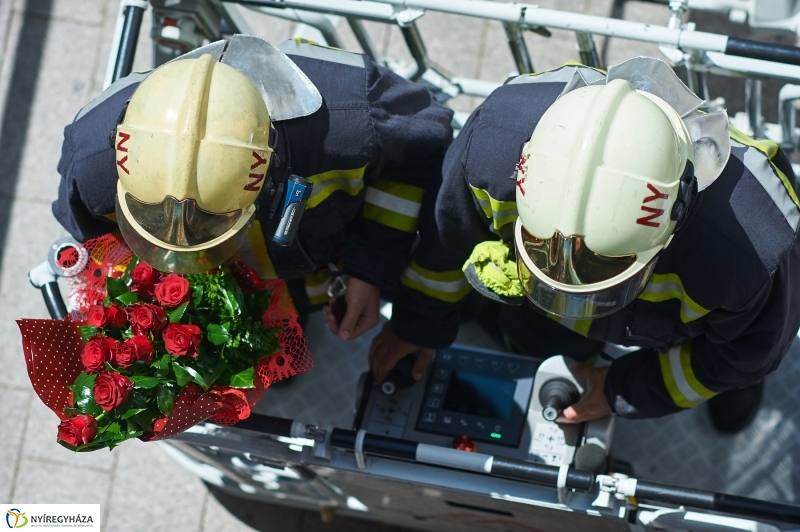 Lánykérés tűzoltó módra - fotó Szarka Lajos