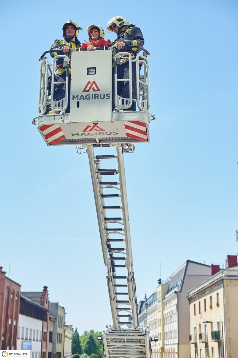 Lánykérés tűzoltó módra - fotó Szarka Lajos