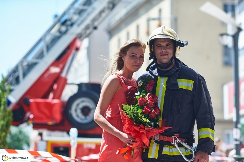 Lánykérés tűzoltó módra - fotó Szarka Lajos