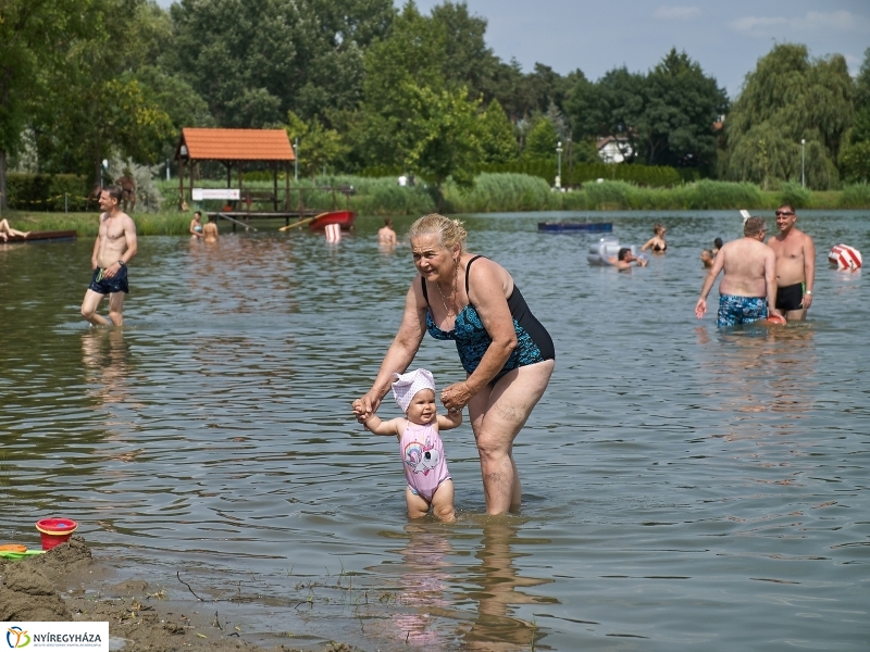 Az idei első nap a Tófürdőn - fotó Szarka Lajos