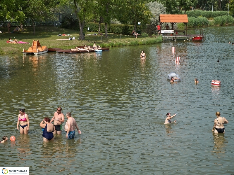 Az idei első nap a Tófürdőn - fotó Szarka Lajos