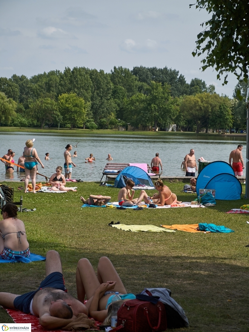 Az idei első nap a Tófürdőn - fotó Szarka Lajos