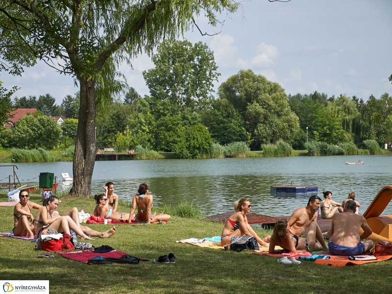 Az idei első nap a Tófürdőn - fotó Szarka Lajos