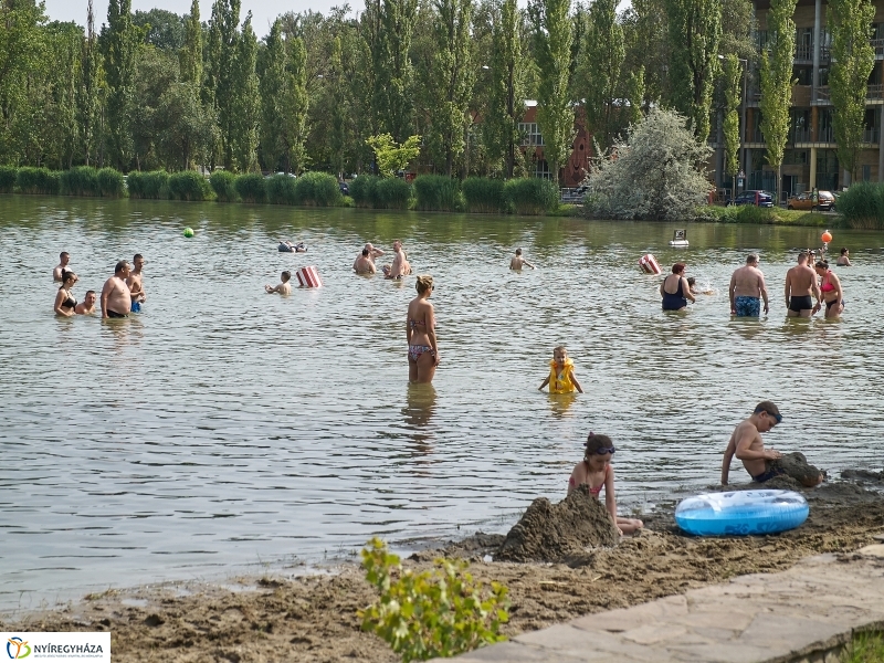 Az idei első nap a Tófürdőn - fotó Szarka Lajos