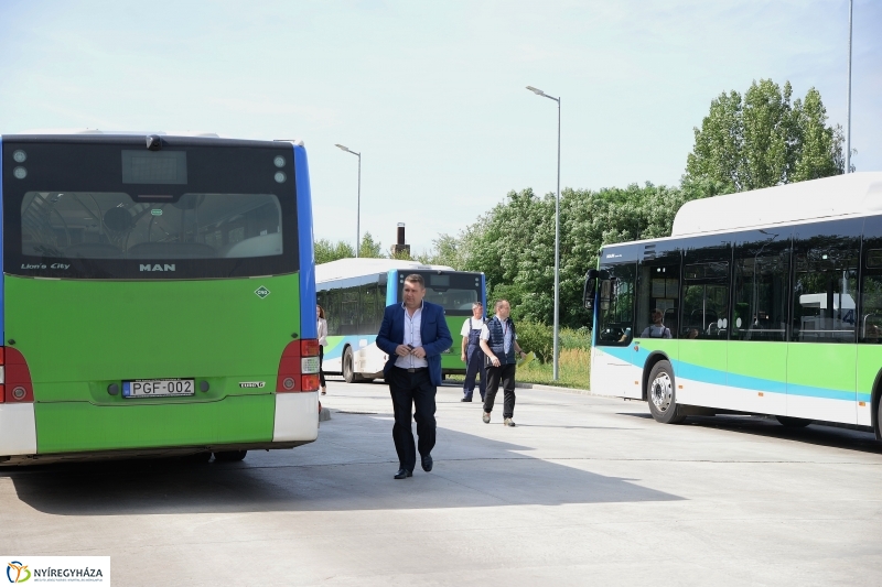 Bánkis diákoknak is bemutatták az új buszokat - fotó Trifonov Éva