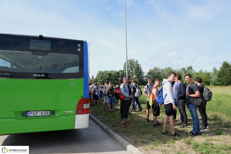 Bánkis diákoknak is bemutatták az új buszokat - fotó Trifonov Éva