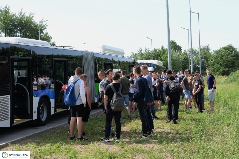 Bánkis diákoknak is bemutatták az új buszokat - fotó Trifonov Éva