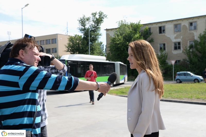 Bánkis diákoknak is bemutatták az új buszokat - fotó Trifonov Éva