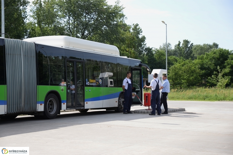 Bánkis diákoknak is bemutatták az új buszokat - fotó Trifonov Éva