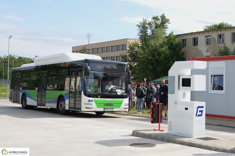 Bánkis diákoknak is bemutatták az új buszokat - fotó Trifonov Éva