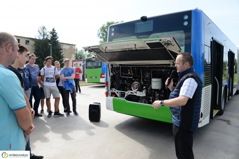 Bánkis diákoknak is bemutatták az új buszokat - fotó Trifonov Éva