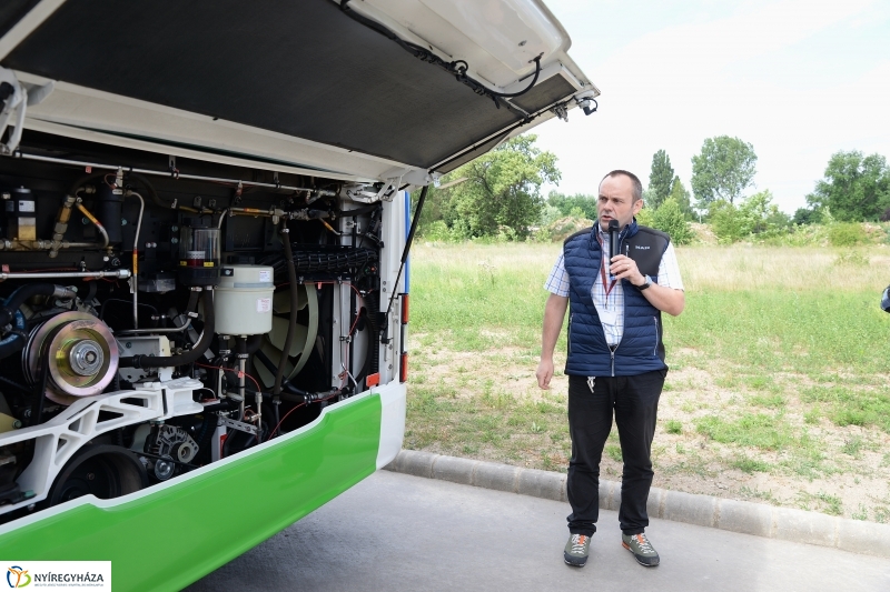 Bánkis diákoknak is bemutatták az új buszokat - fotó Trifonov Éva