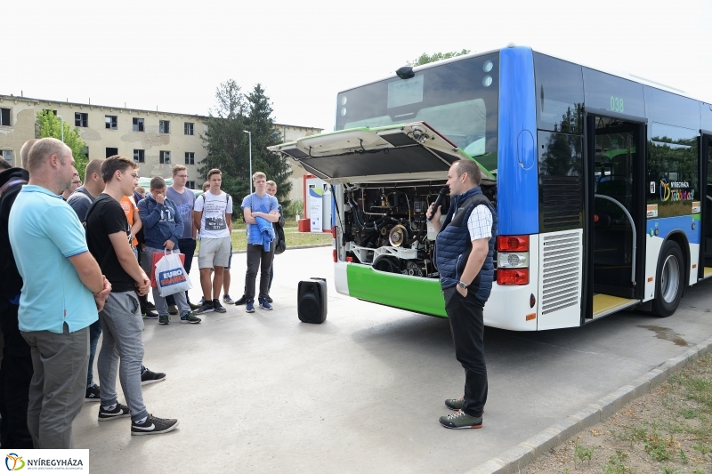 Bánkis diákoknak is bemutatták az új buszokat - fotó Trifonov Éva