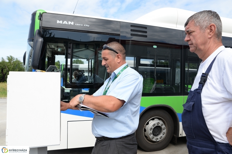 Bánkis diákoknak is bemutatták az új buszokat - fotó Trifonov Éva