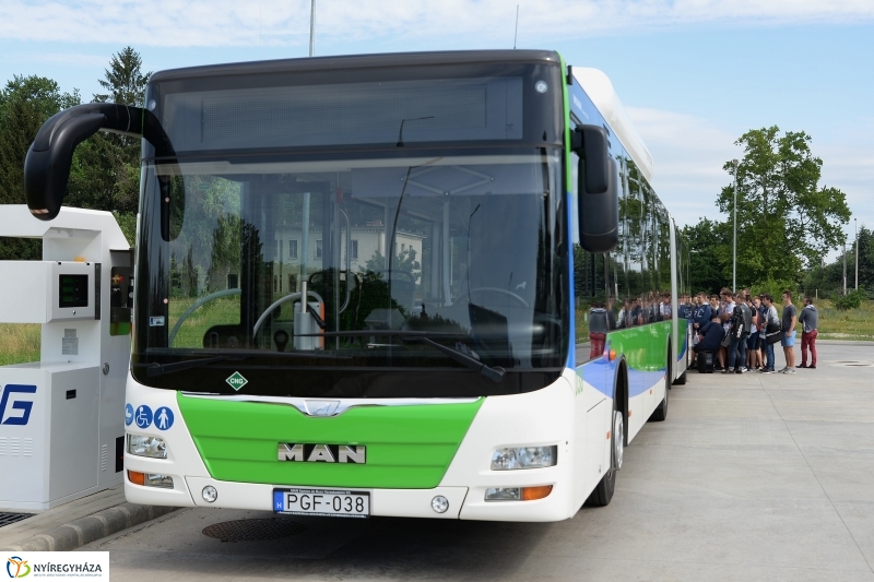 Bánkis diákoknak is bemutatták az új buszokat - fotó Trifonov Éva