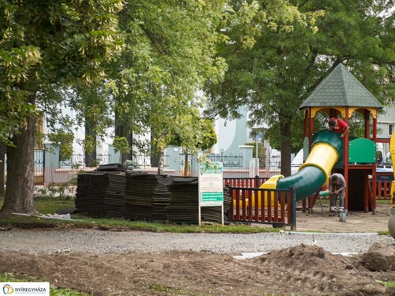 Munkálatok a Benczúr téren - fotó Szarka Lajos