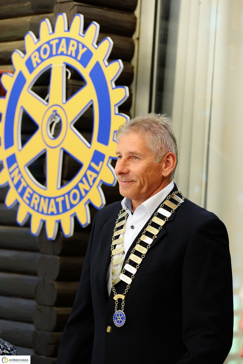 Új elnök a Rotary élén - fotó Trifonov Éva