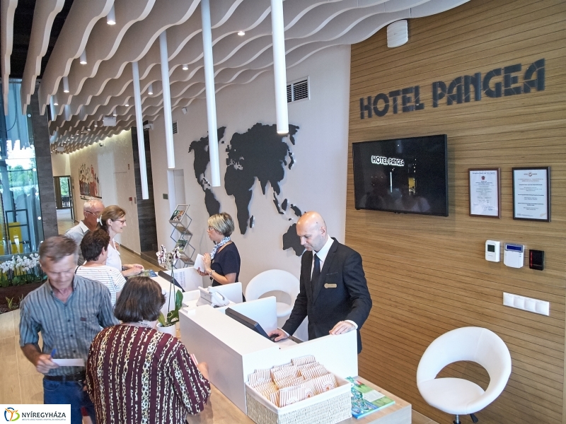 Első vendégek a Hotel Pangeaban - fotó Szarka Lajos