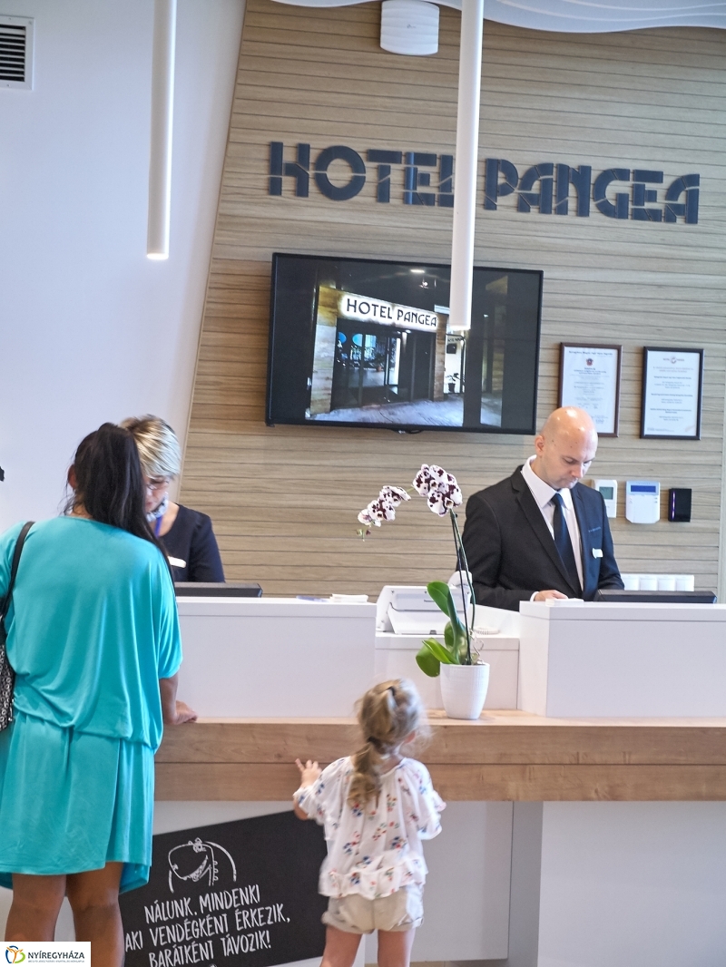 Első vendégek a Hotel Pangeaban - fotó Szarka Lajos