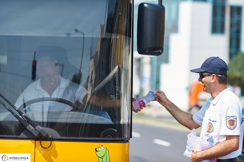 Ingyenes vízosztás a belvárosban - fotó Szarka Lajos