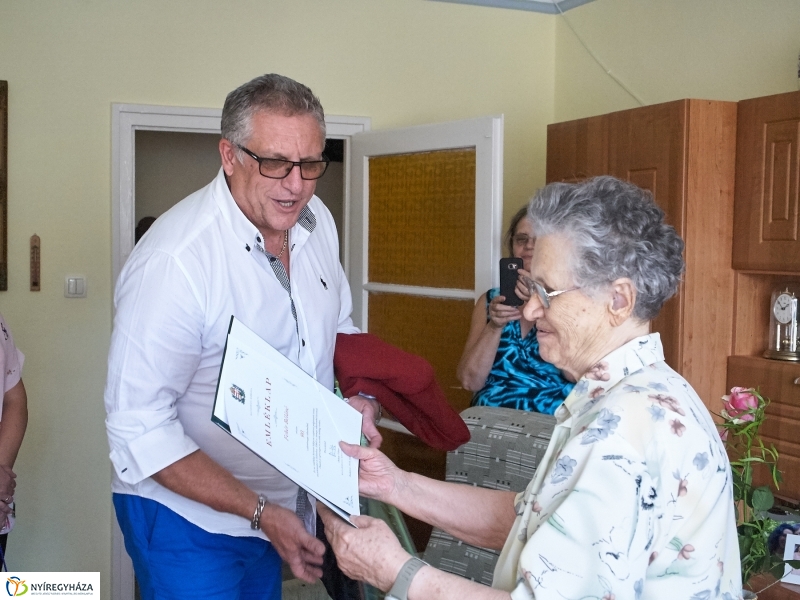 Szépkorú köszöntése Fehér Béláné - fotó Szarka Lajos