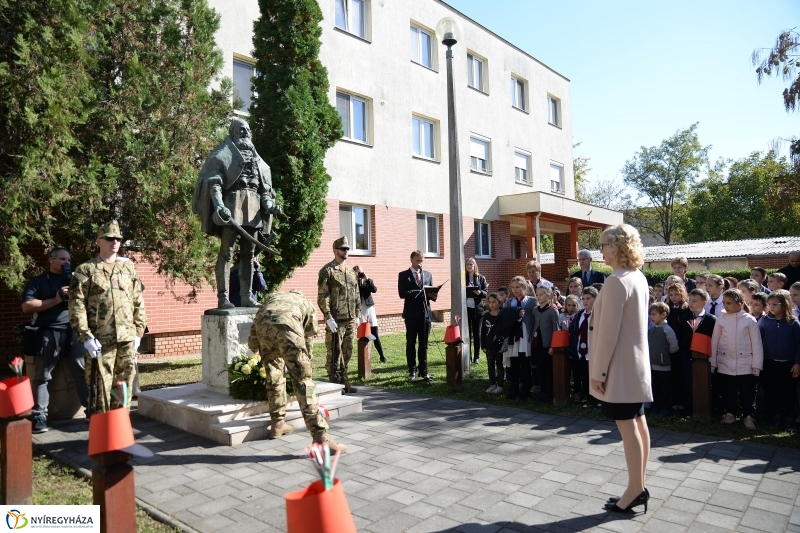 Koszorúzás Damjanich szobránál - fotó Trifonov Éva