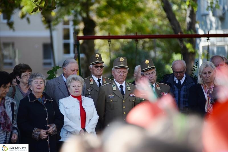 Koszorúzás Damjanich szobránál - fotó Trifonov Éva