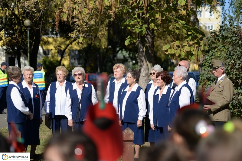 Koszorúzás Damjanich szobránál - fotó Trifonov Éva