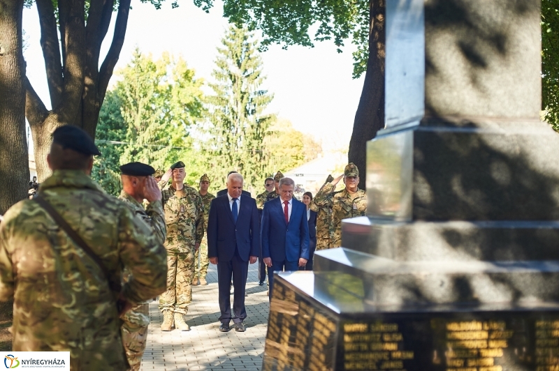 Emlékezés a Hősök temetőjében - fotó Szarka Lajos