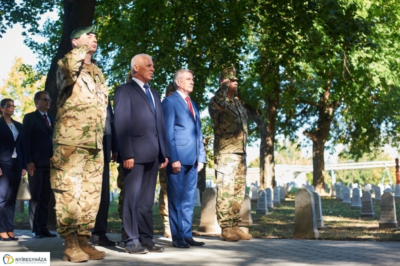 Emlékezés a Hősök temetőjében - fotó Szarka Lajos