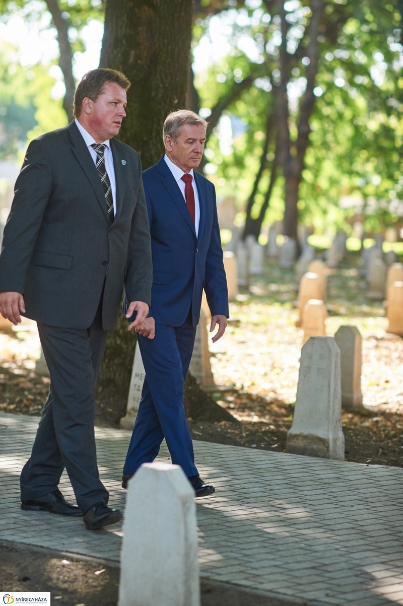 Emlékezés a Hősök temetőjében - fotó Szarka Lajos